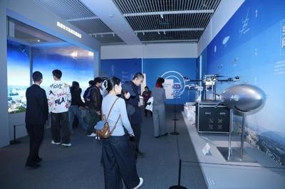 科(ke)技頂(ding)流、人(ren)氣潮(chao)品(pin)——國(guo)博(bo)互聯(lian)網(wang)信(xin)息服(fu)務主題展(zhan)引(yin)領創(chuang)新(xin)浪(lang)潮